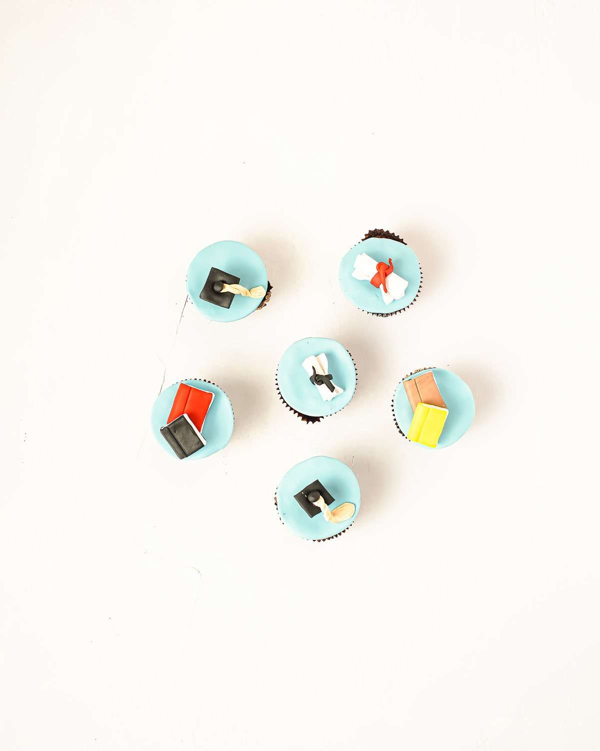 6 Graduation Theme Cupcakes by NJD