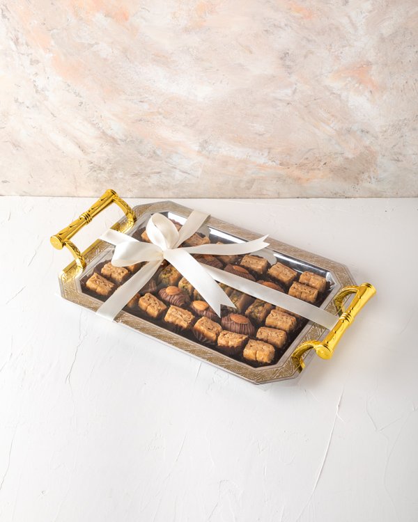 Baklawa and tray arrangement
