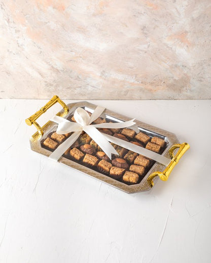 Baklawa and tray arrangement