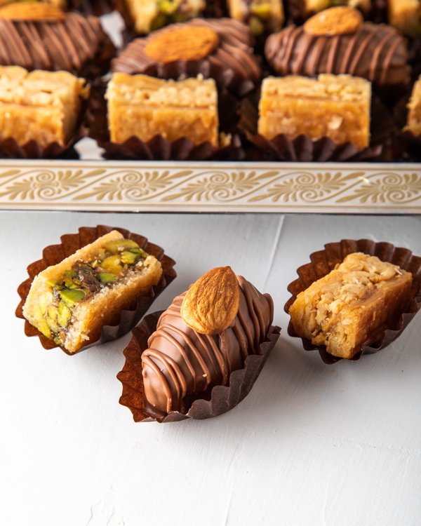 Baklawa and tray arrangement