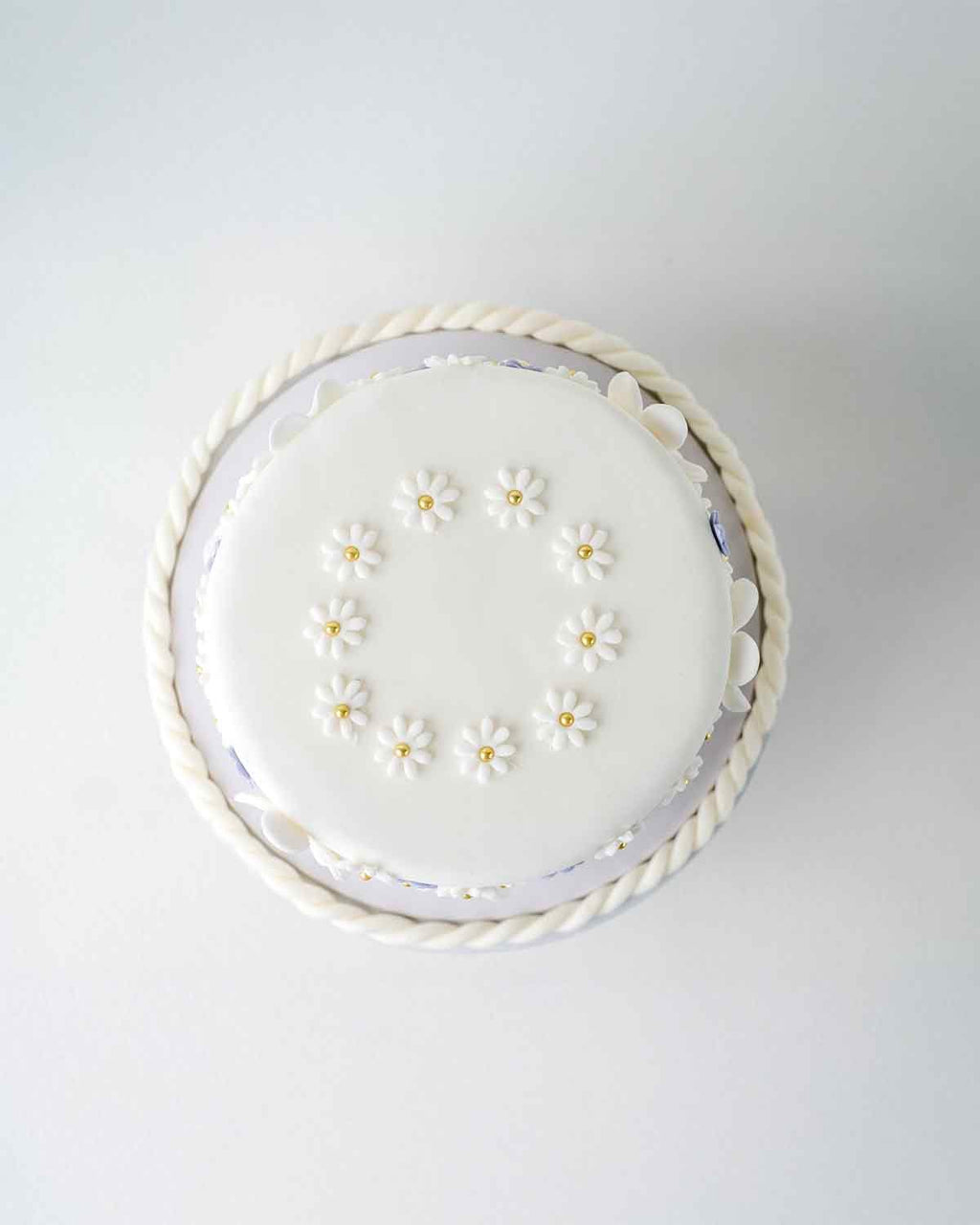 The Flowers 1kg Cake by Cravings Cafe