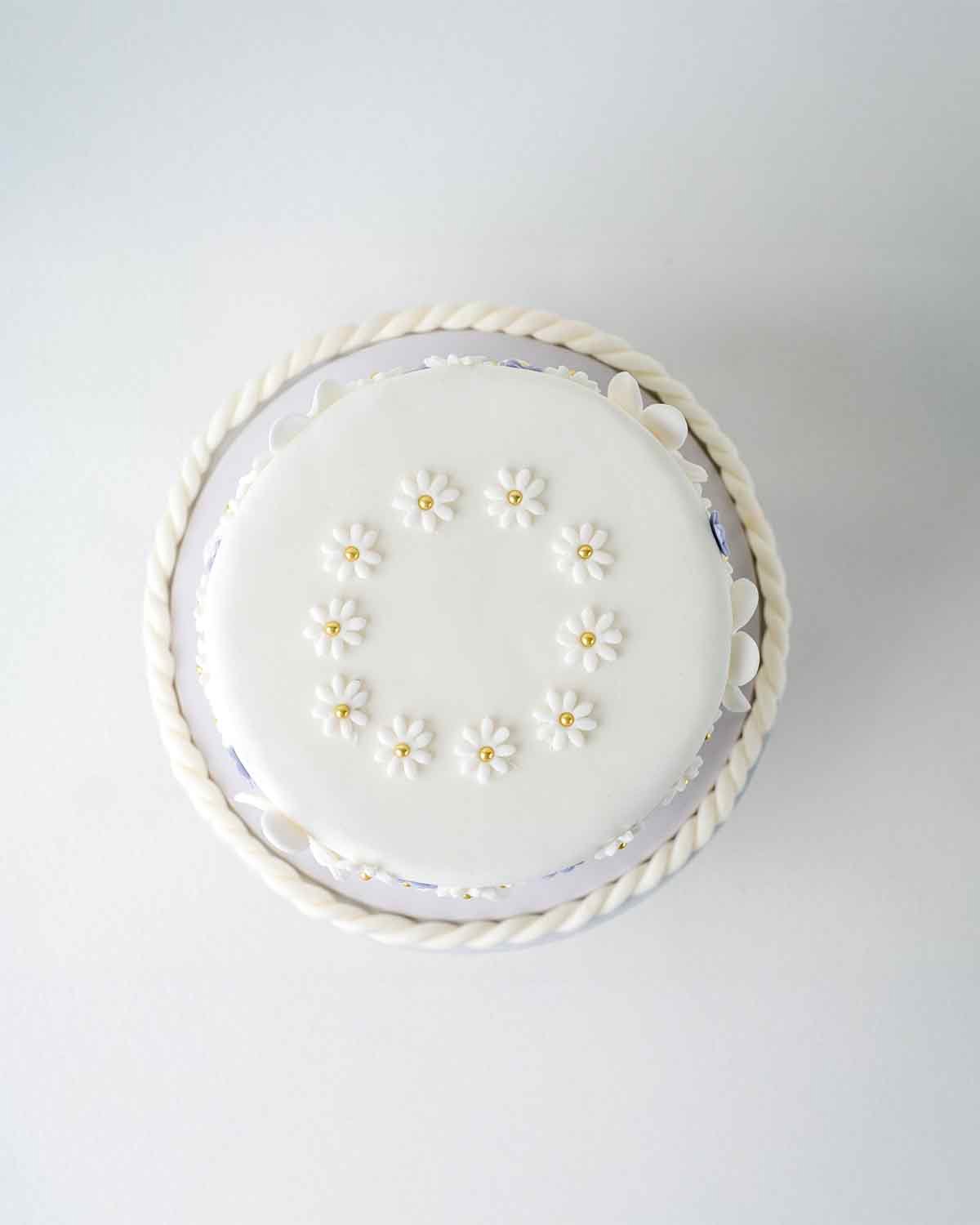 The Flowers 1kg Cake by Cravings Cafe