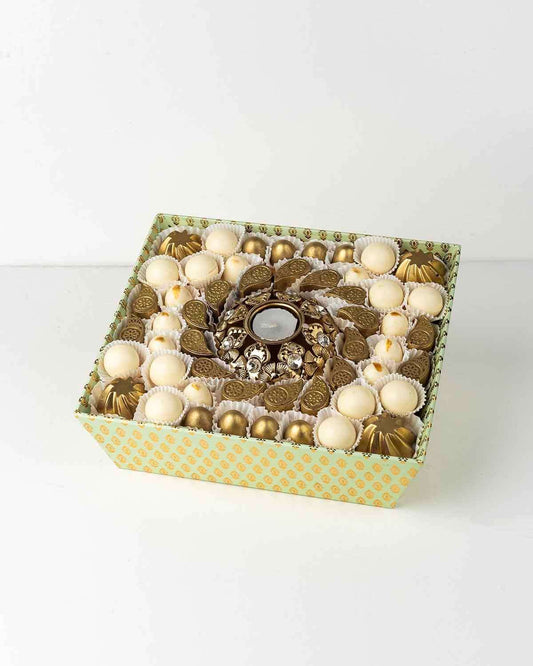 صينية هدايا ديوالي بيضاء وذهبية