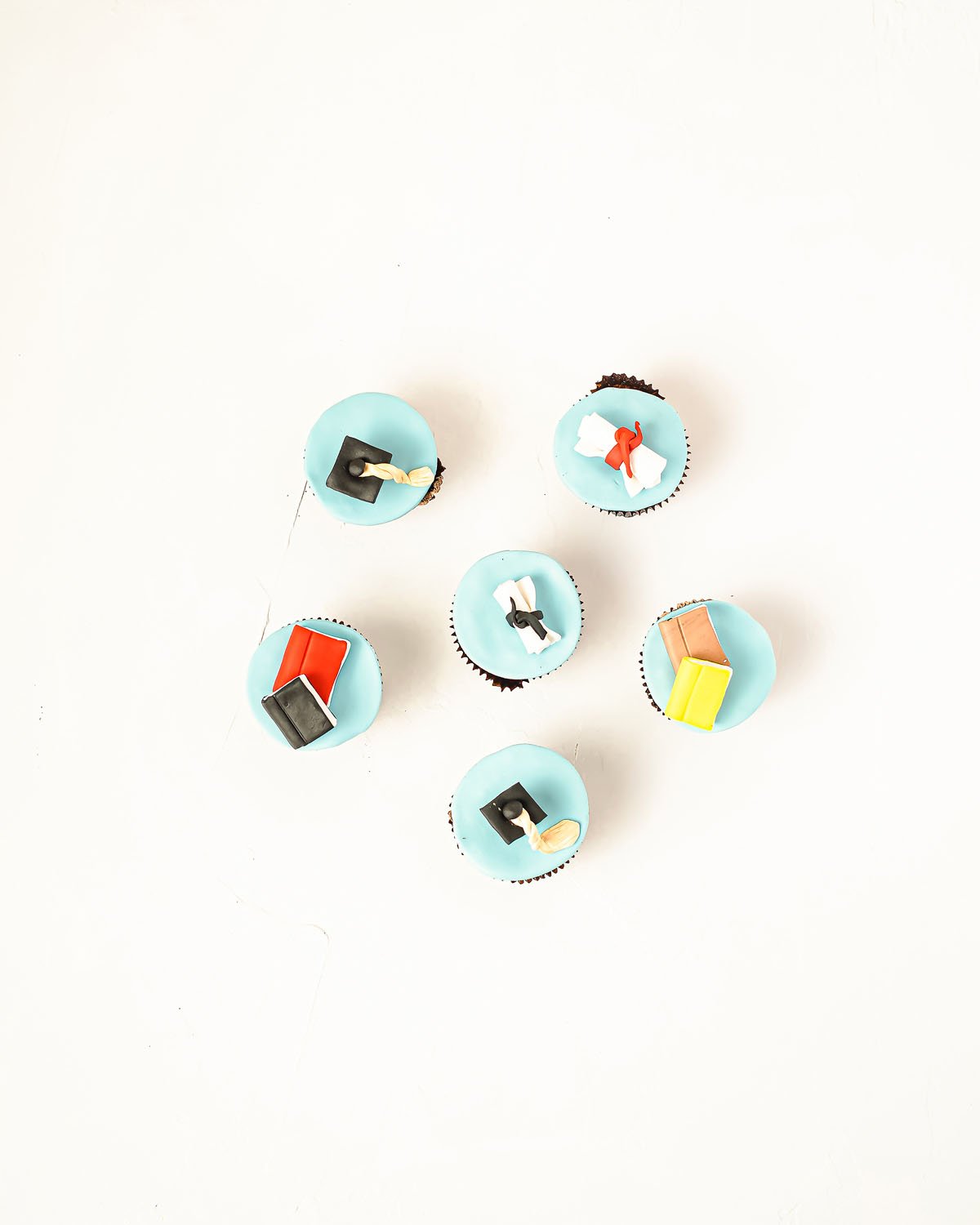 6 Graduation theme cupcakes by NJD