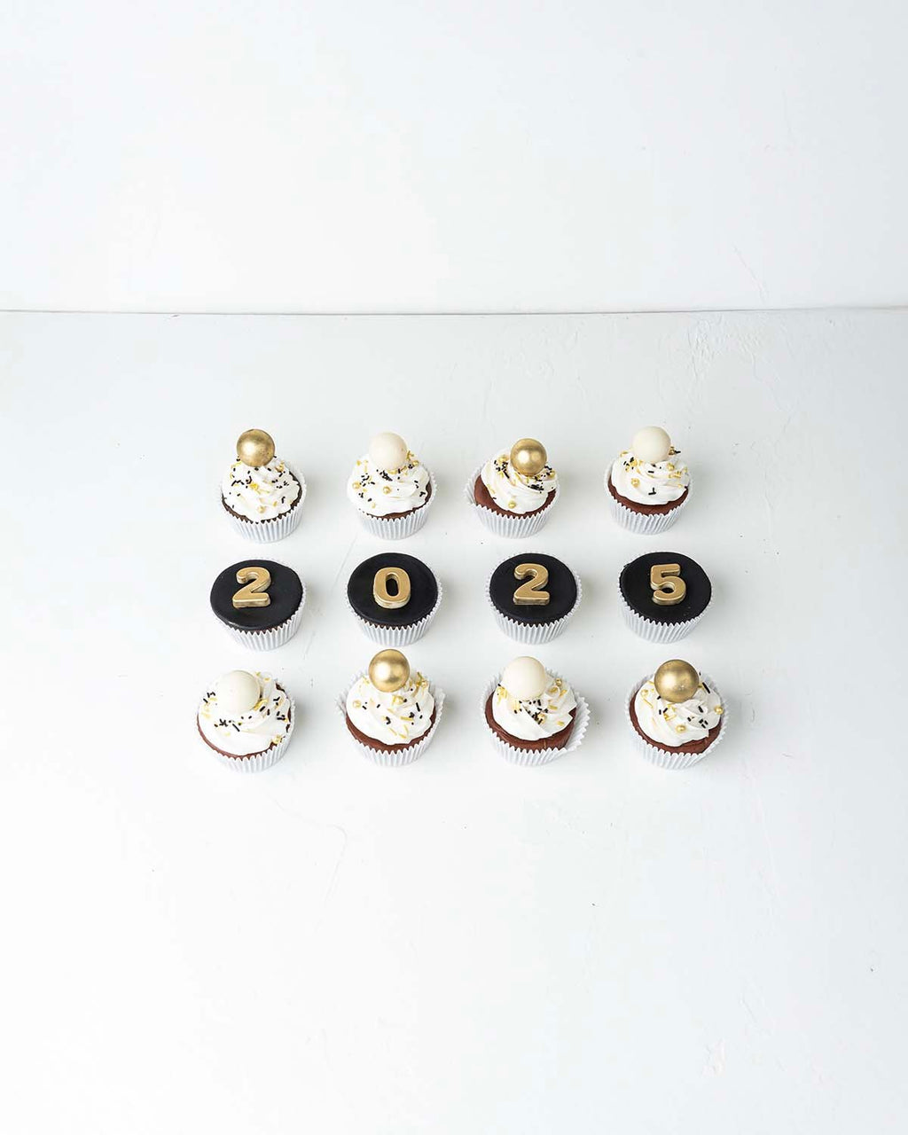 12 New Year Theme cupcakes