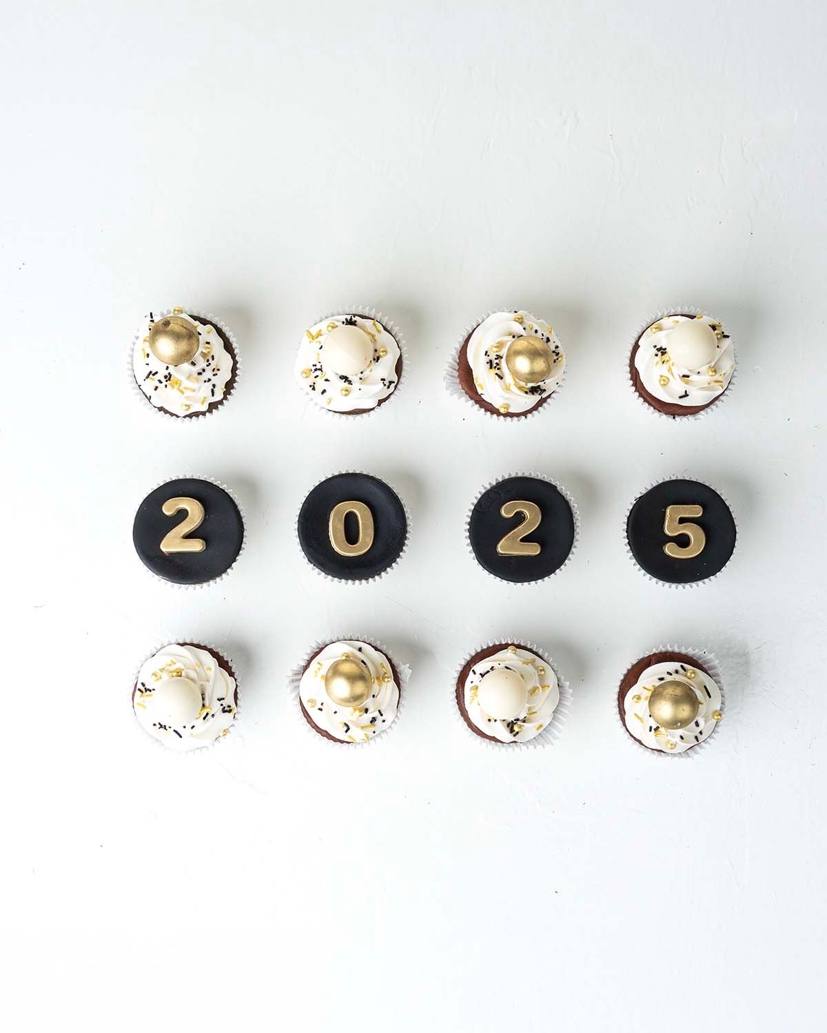 12 New Year Theme cupcakes