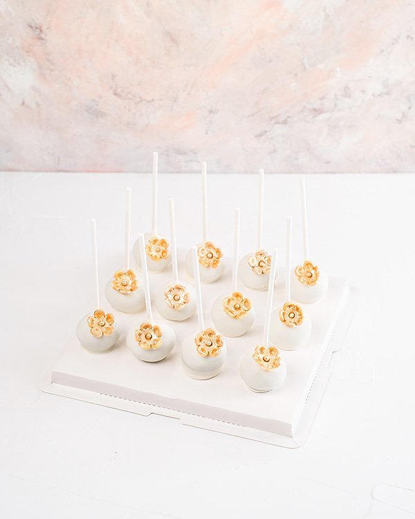 White and Golden Cake pops