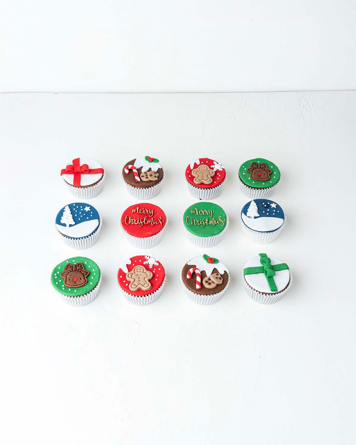 12 Christmas Cupcakes