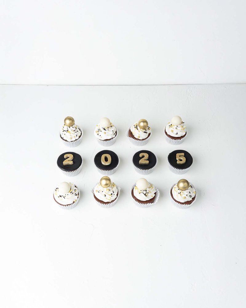 12 New Year Theme cupcakes