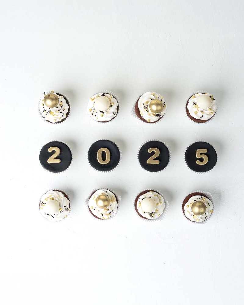 12 New Year Theme cupcakes - Image 2