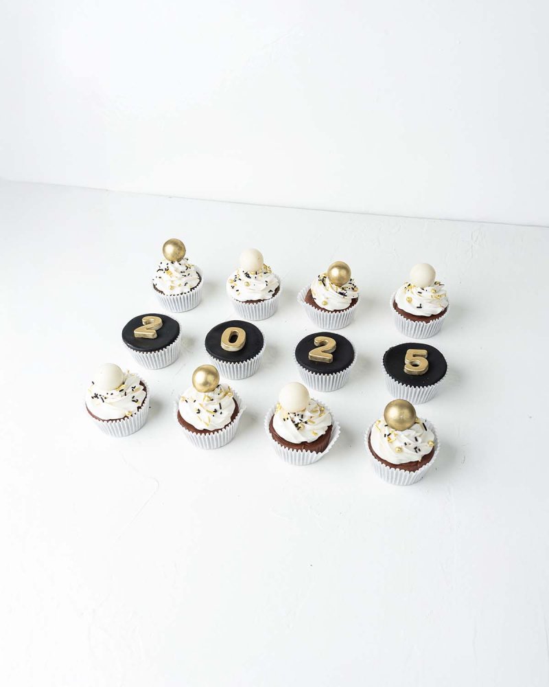 12 New Year Theme cupcakes - Image 3