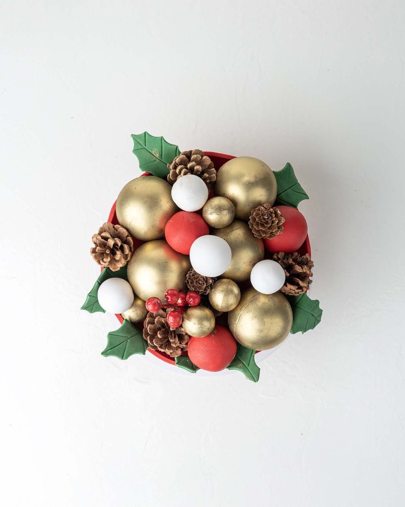 2kg Christmas cake with Edible Baubles - Image 2